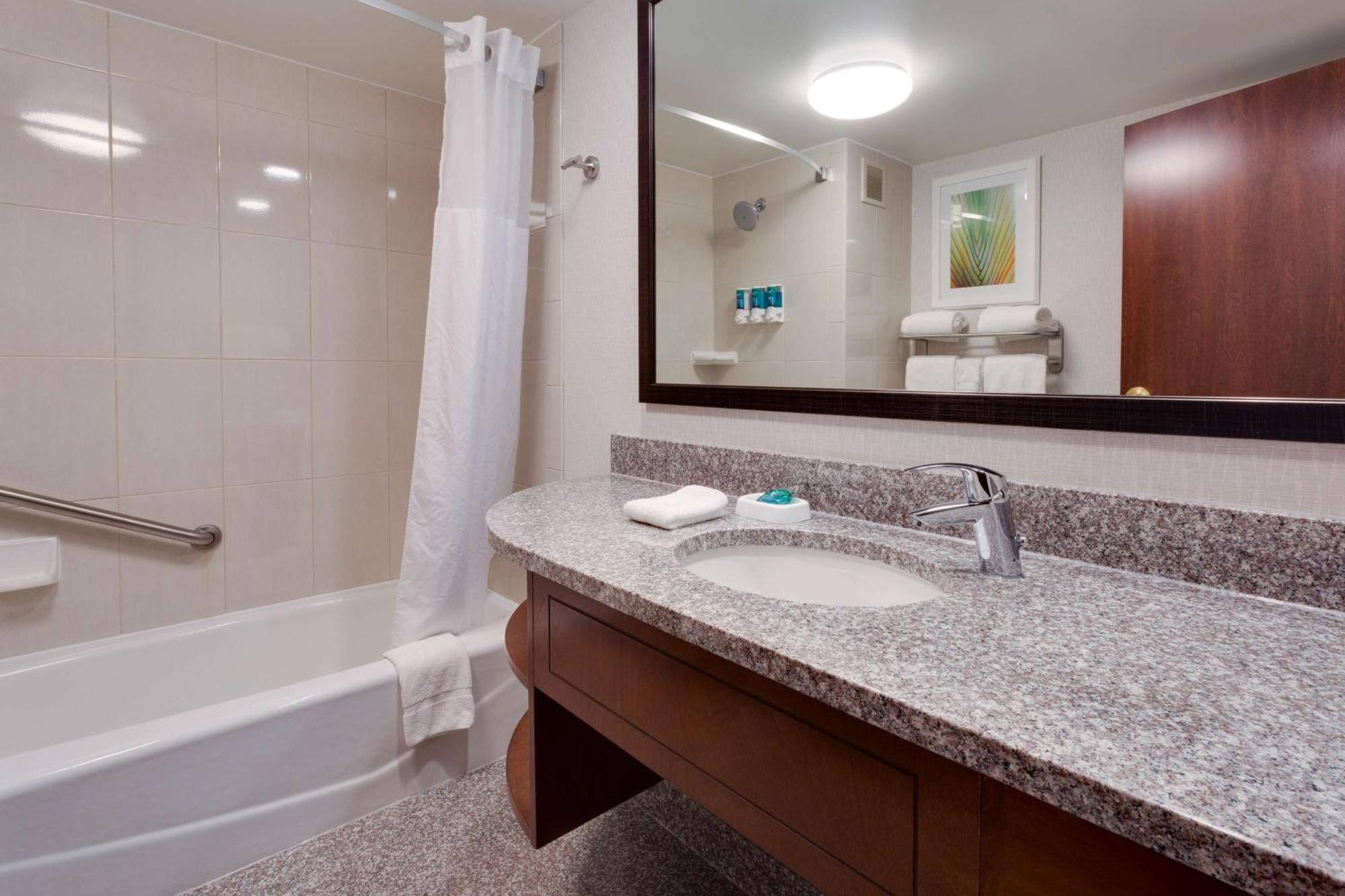 Drury Inn & Suites Columbia Stadium Boulevard Экстерьер фото